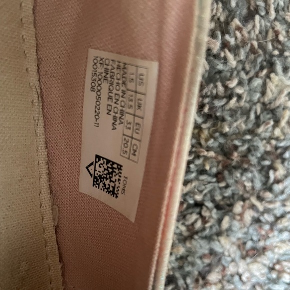 TOMS girl canvas slip-ons. - Picture 3 of 3